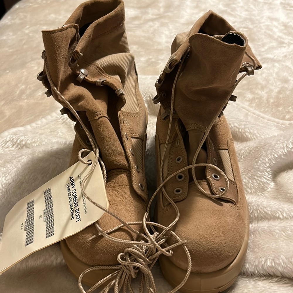 us army 9r cold weather boots size 9.